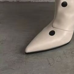 Street Fashion Rome 2026 - Bottes hautes à pois blancs et