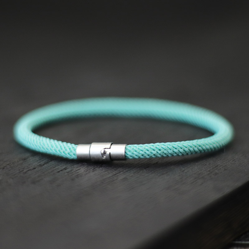 Bracelet à cordes tissé de qua - Street Fashion In Milan avis et prix